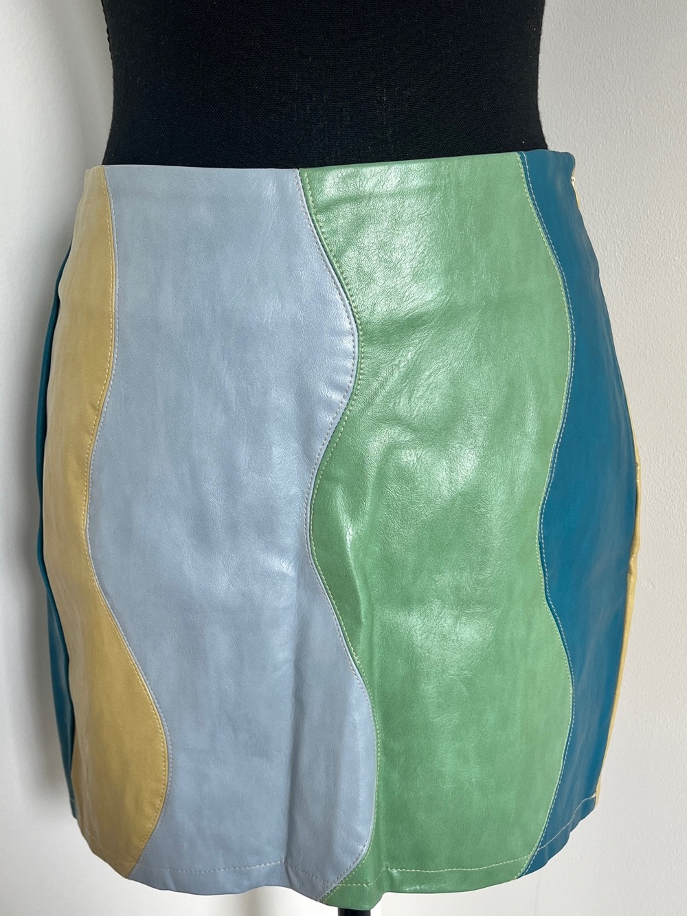 Vestique Colorblock Faux Leather Mini Skirt – Size Small Retro Festival Y2K 90’s